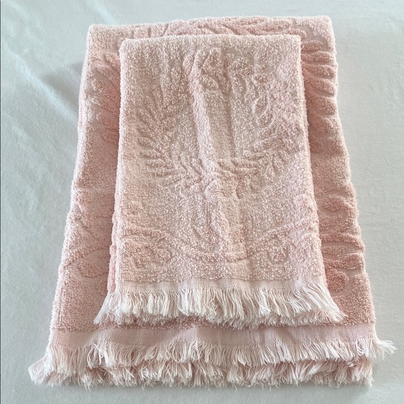 Dundee Other - Vintage Dundee Pink Cotton Towel Set Jacquard Wreath Design Fringed Ends